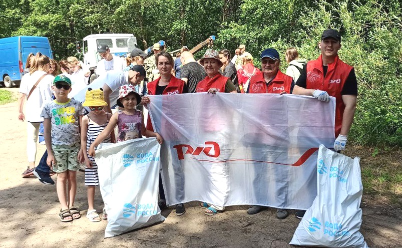 В Калининградской области железнодорожники очистили от мусора берега Голубых озер и Калининградского залива.